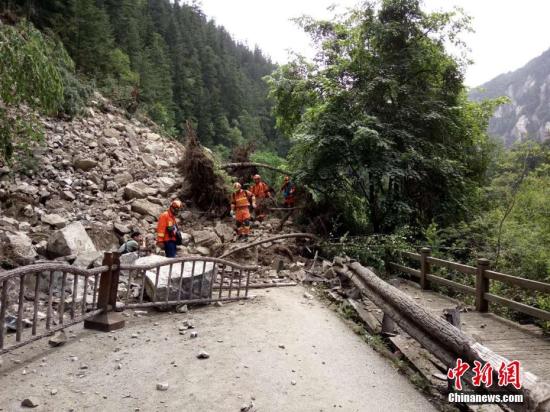 九寨沟地震最新报道，灾难无情，人间真情展现